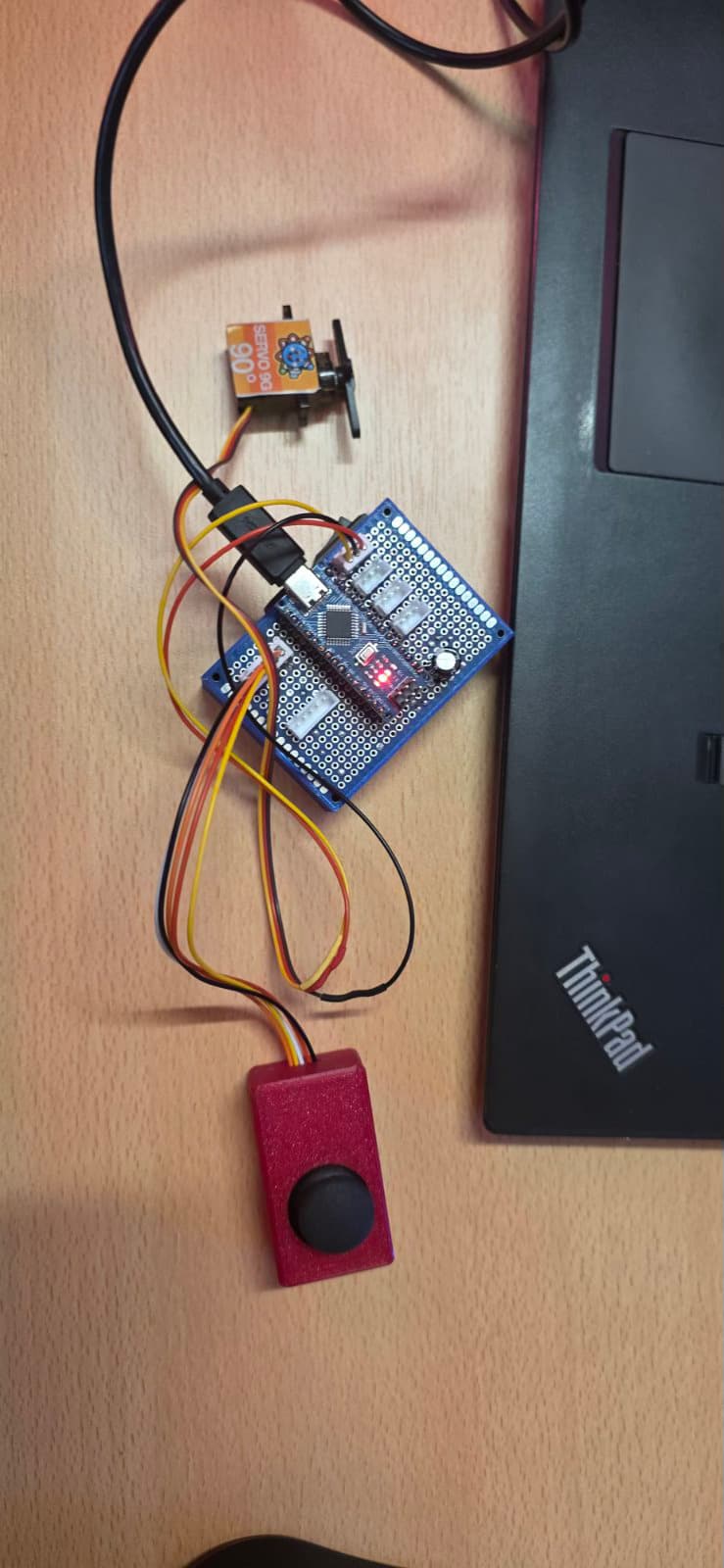 Arduino Nano со серво и џојстик